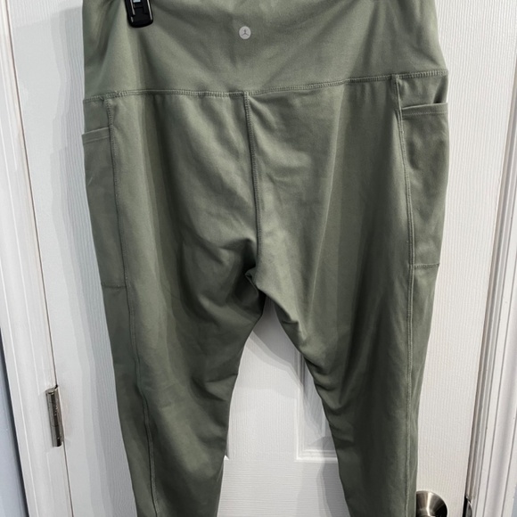 XL Danskin leggings with pockets 7/8 length green Activewear - Picture 3 of 5